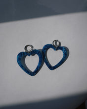 Cargar imagen en el visor de la galería, Blue Heart Earring
